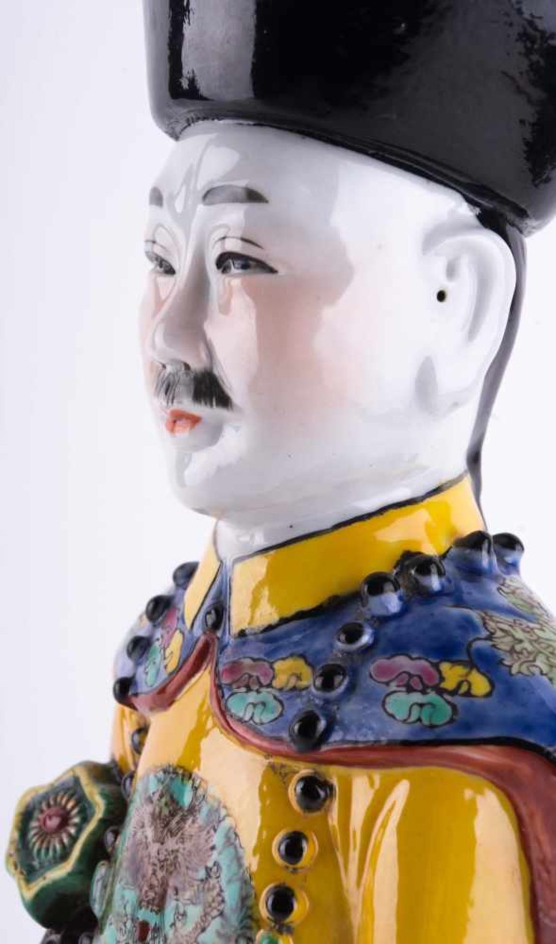 Figur China 19. /20. Jhd. / Figure, China 19th/20th century Herrscherfigur, Porzellan, farbig - Bild 4 aus 4