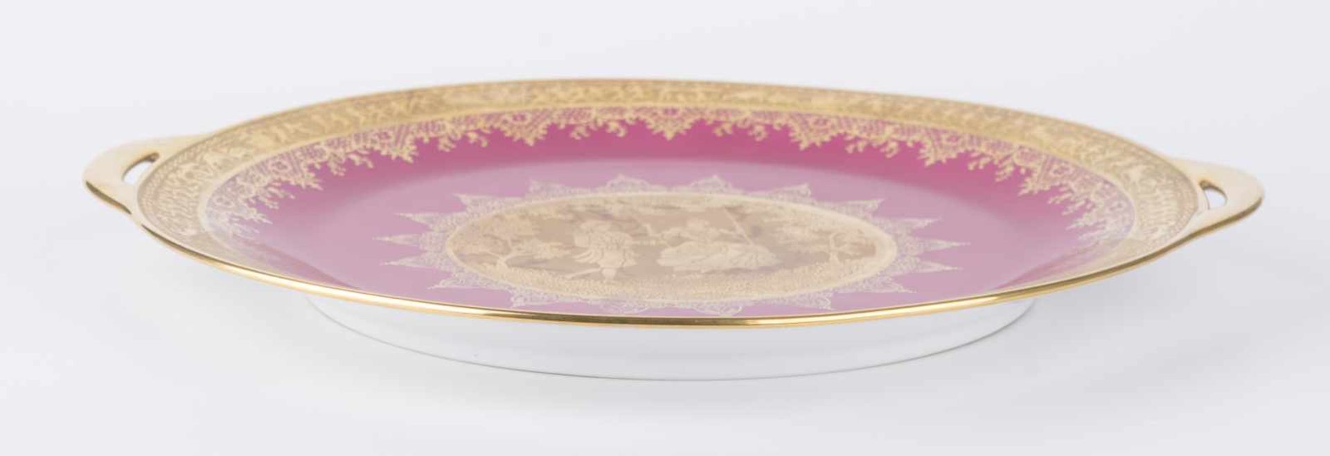 Porzellanplatte Karlsbad Runde Porzellanplatte mit Griffen, Grundfarbe Magenta, reiche, filigrane - Bild 7 aus 9