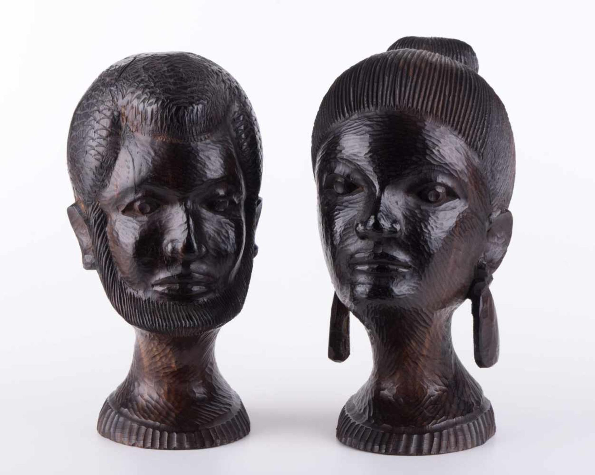 Paar Büsten Afrika / A pair of African busts Eisenholz, sehr fein beschnitzt, H: je ca. 25 cm,