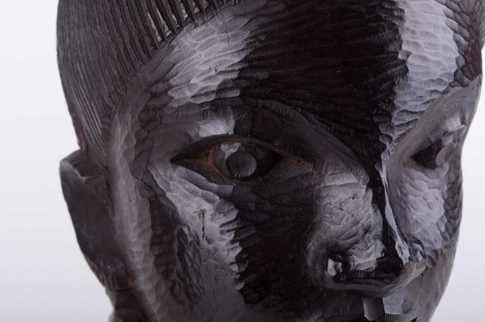 Paar Büsten Afrika / A pair of African busts Eisenholz, sehr fein beschnitzt, H: je ca. 25 cm, - Bild 4 aus 5