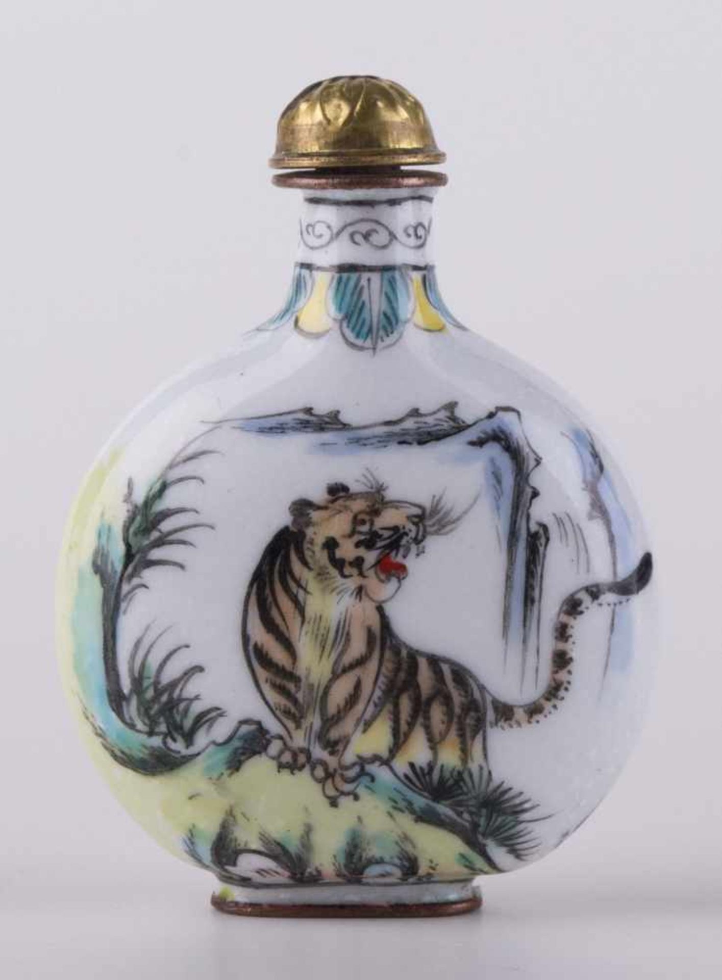 Snuff Bottle China 19. Jhd. Porzellan, vorder- und rückseitig fein bemalt mit Tiger, signiert, H: - Bild 2 aus 3