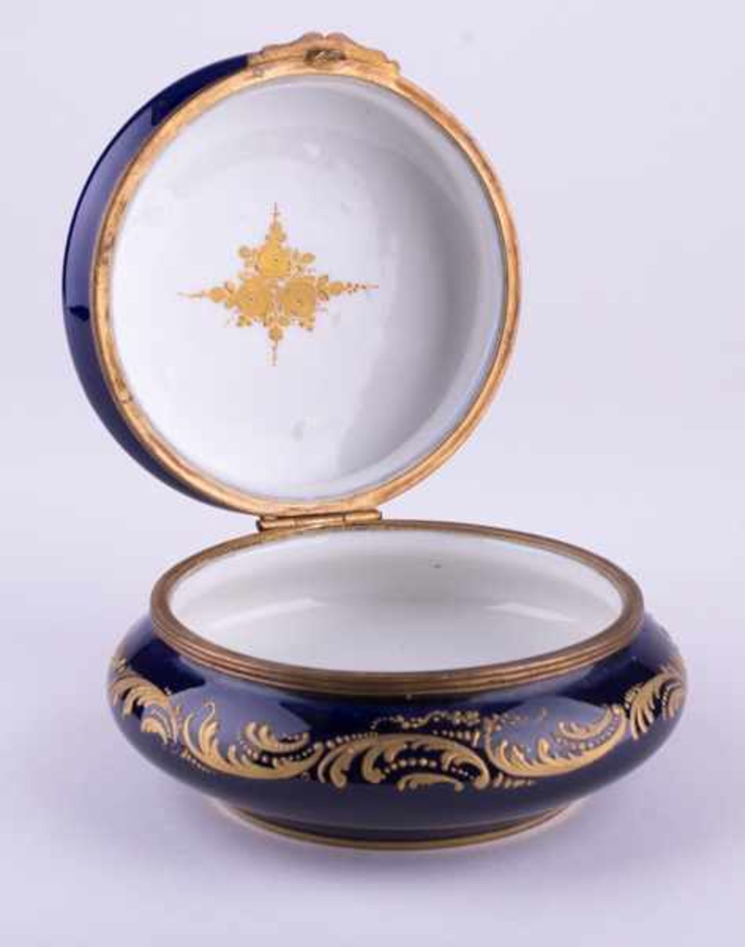 Deckeldose Frankreich / Lidded box, France kobaltblau, reiche Goldstaffage, auf dem Deckel galante - Bild 7 aus 10