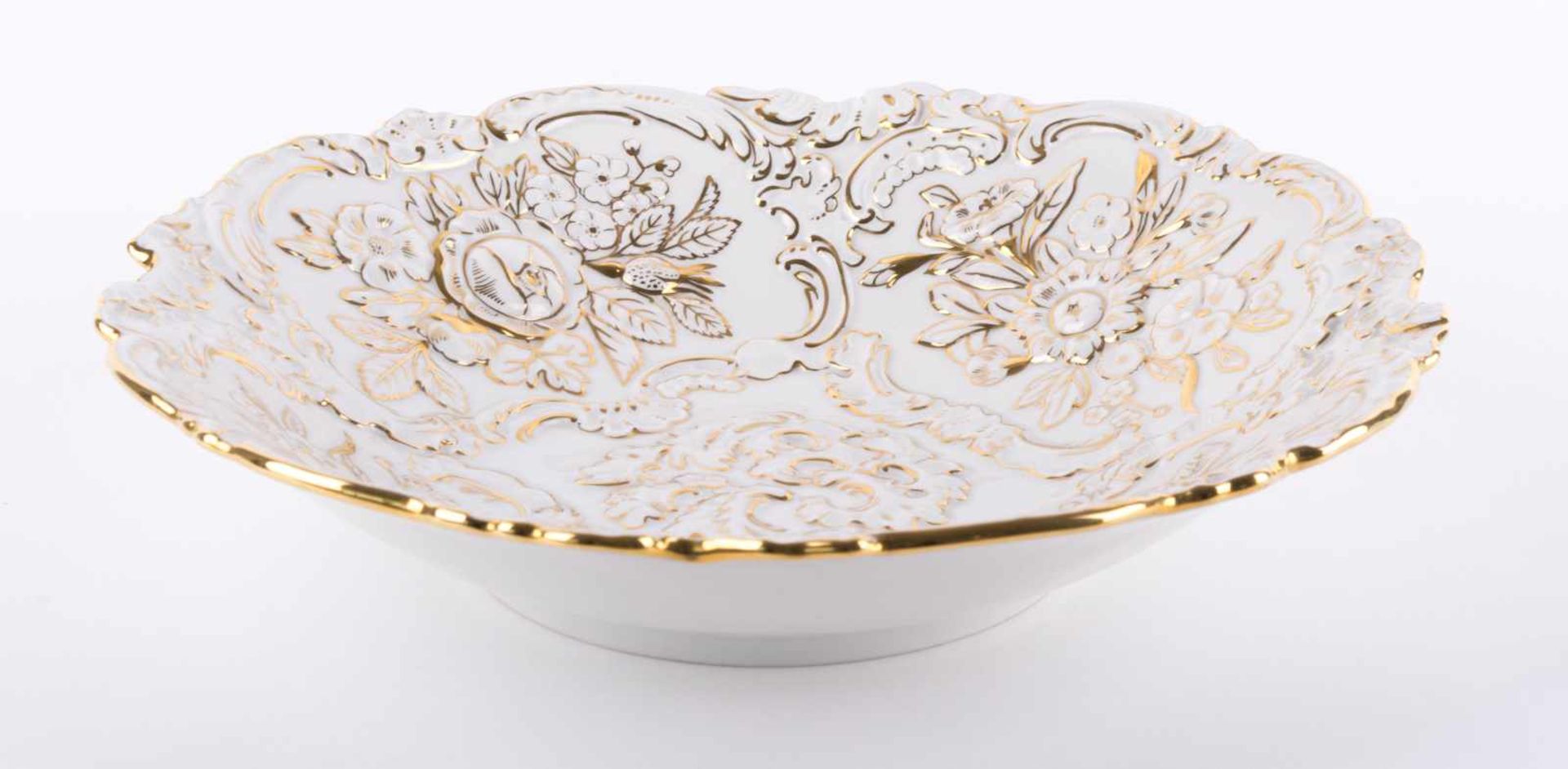 Meissen Prunkschale / Decoration bowl, Meissen Weiße Prunkschale mit Blüten- und Blattrelief, 4 - Bild 2 aus 10