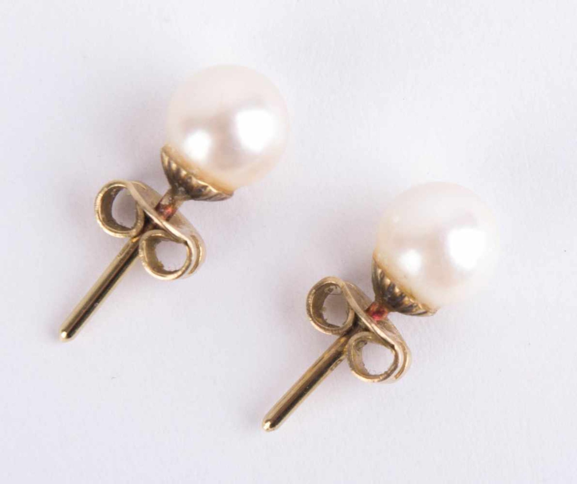 Paar Perlen-Ohrstecker / A pair of pearl gold earrings GG 333/000, Ø der Perle ca. 6 mm, - Bild 2 aus 4