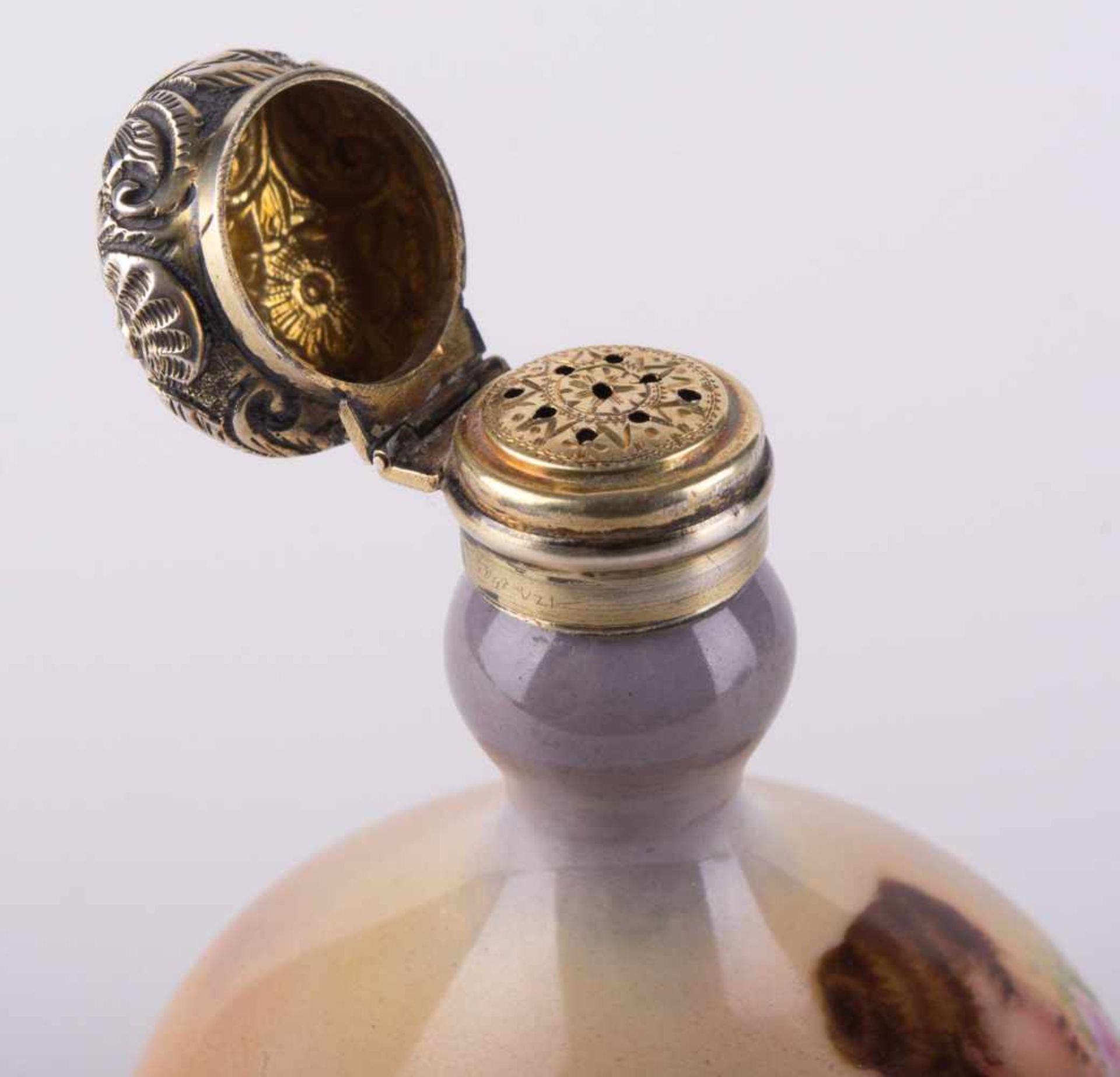 Duftflakon 19. Jhd. / Perfume flaqcoon, 19th century schauseitig mit junger Dame bemalt, signiert, - Bild 3 aus 10