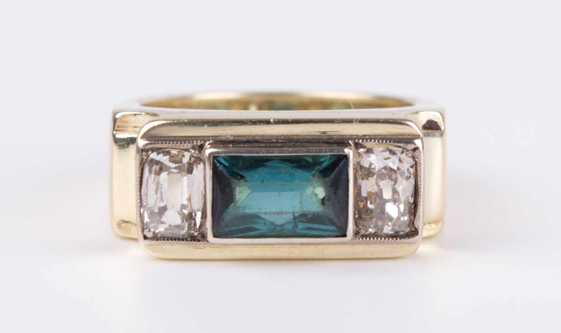 Aquamarin-Diamantring / Aquamarine-diamond ring GG 585/000, Aquamarin ca. 2 ct, 2 Diamanten im