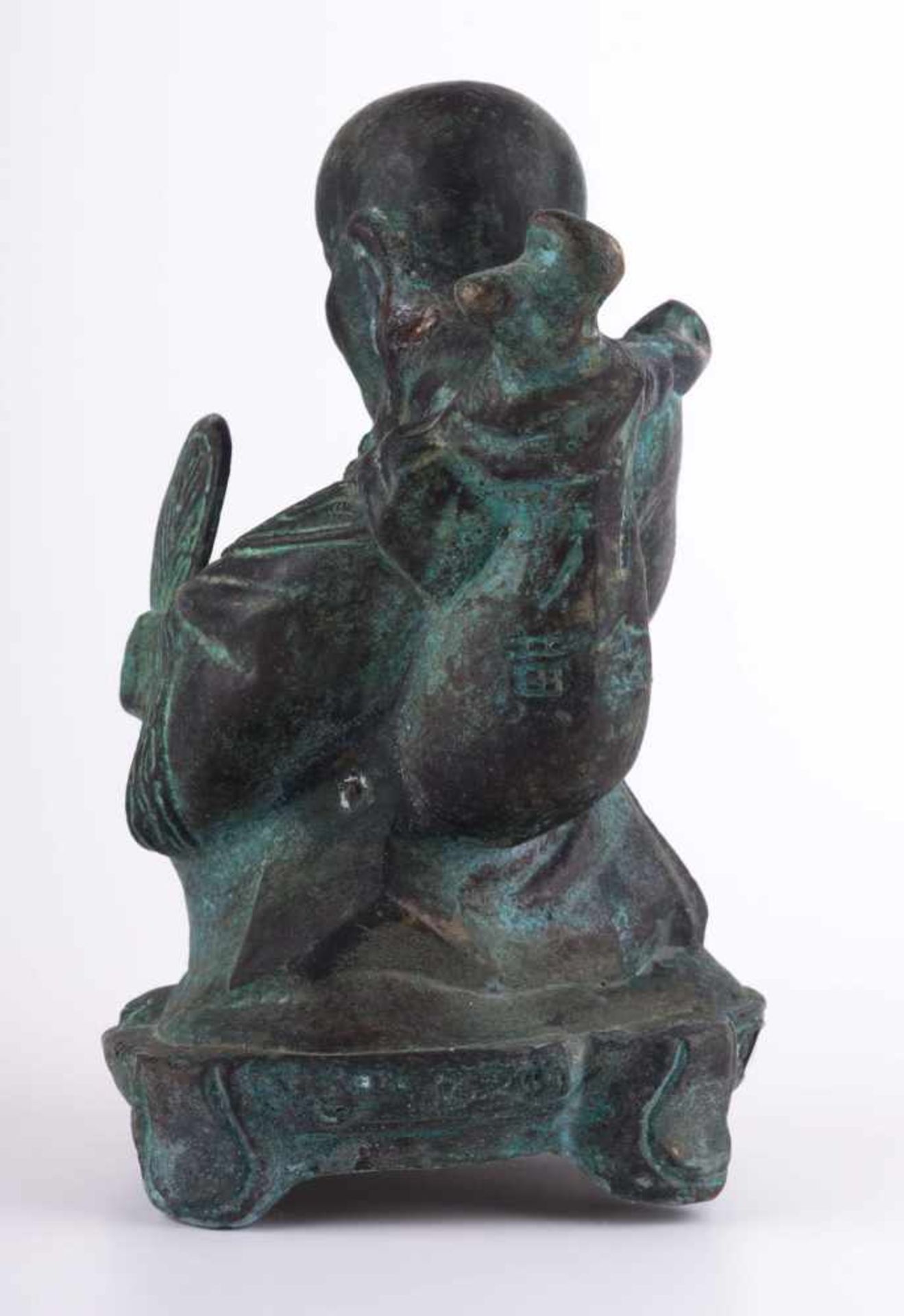Buddha China 19./20. Jhd. Bronze, grüne Patina, H: ca. 18,5 cm - Bild 3 aus 5