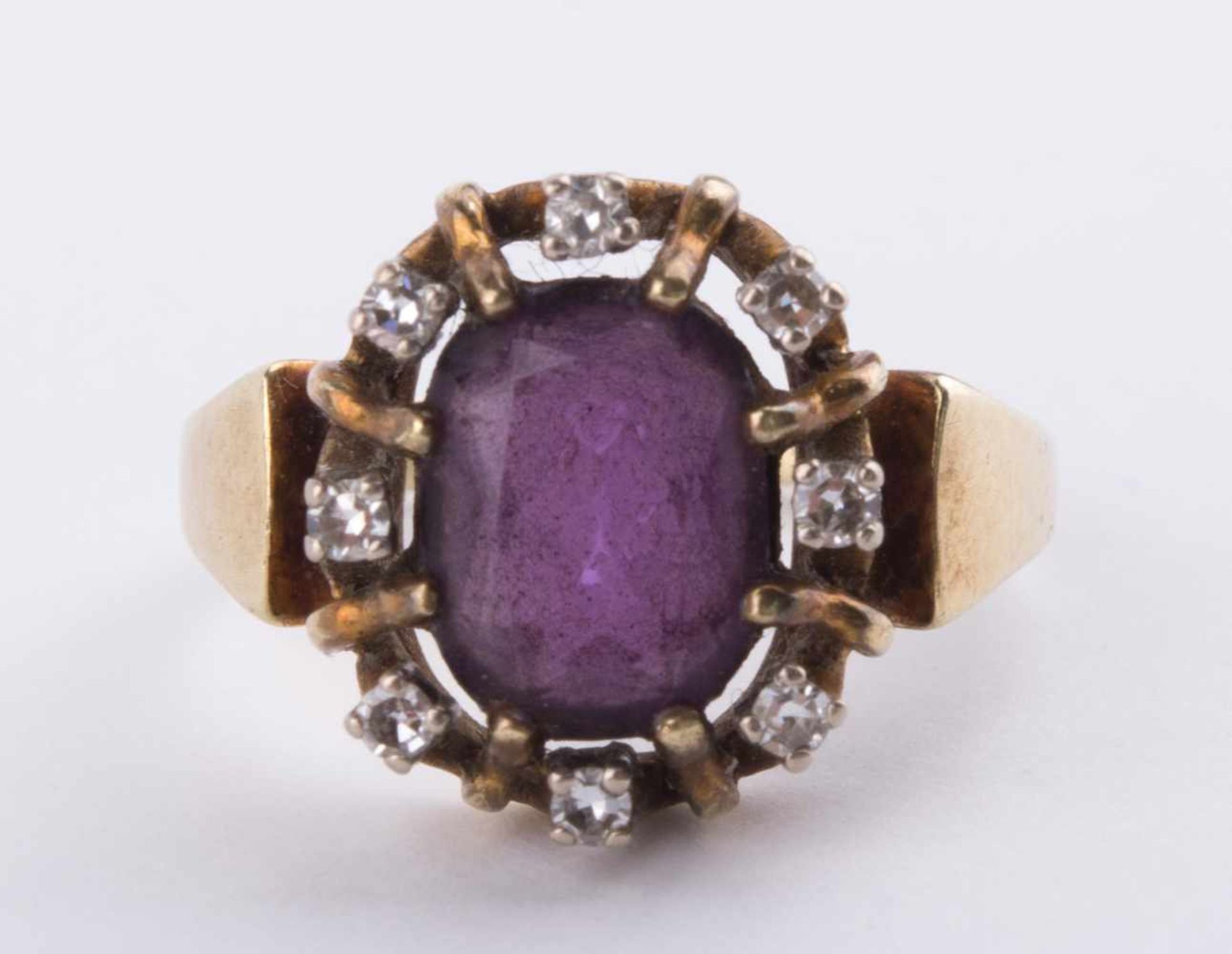 Damen Amethyst-Diamantring / Women's amethyst-diamond gold ring GG 585/000, RG ca. 58, 8 kleine