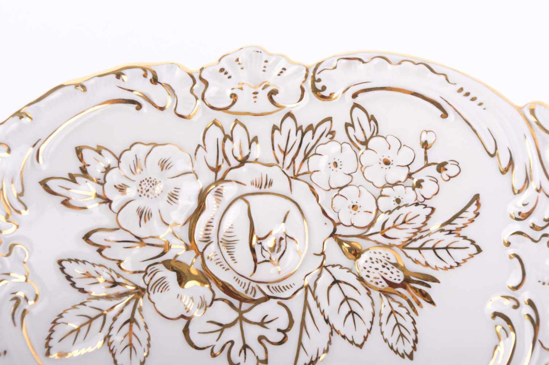 Meissen Prunkschale / Decoration bowl, Meissen Weiße Prunkschale mit Blüten- und Blattrelief, 4 - Bild 5 aus 10
