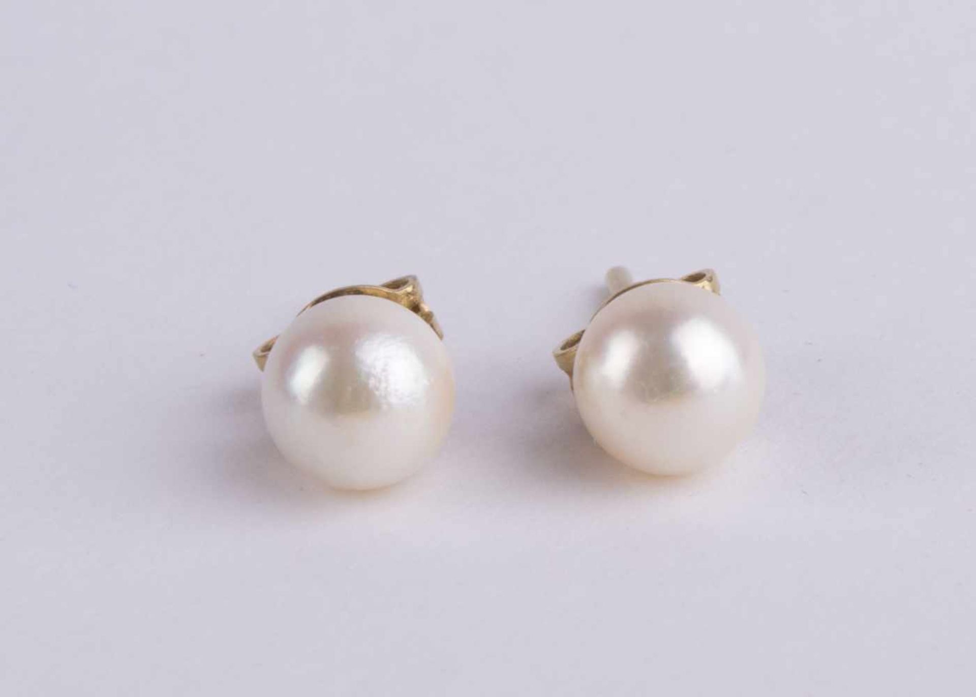 Paar Perlen-Ohrstecker / A pair of pearl gold earrings GG 333/000, Ø der Perle ca. 6 mm, - Bild 3 aus 4