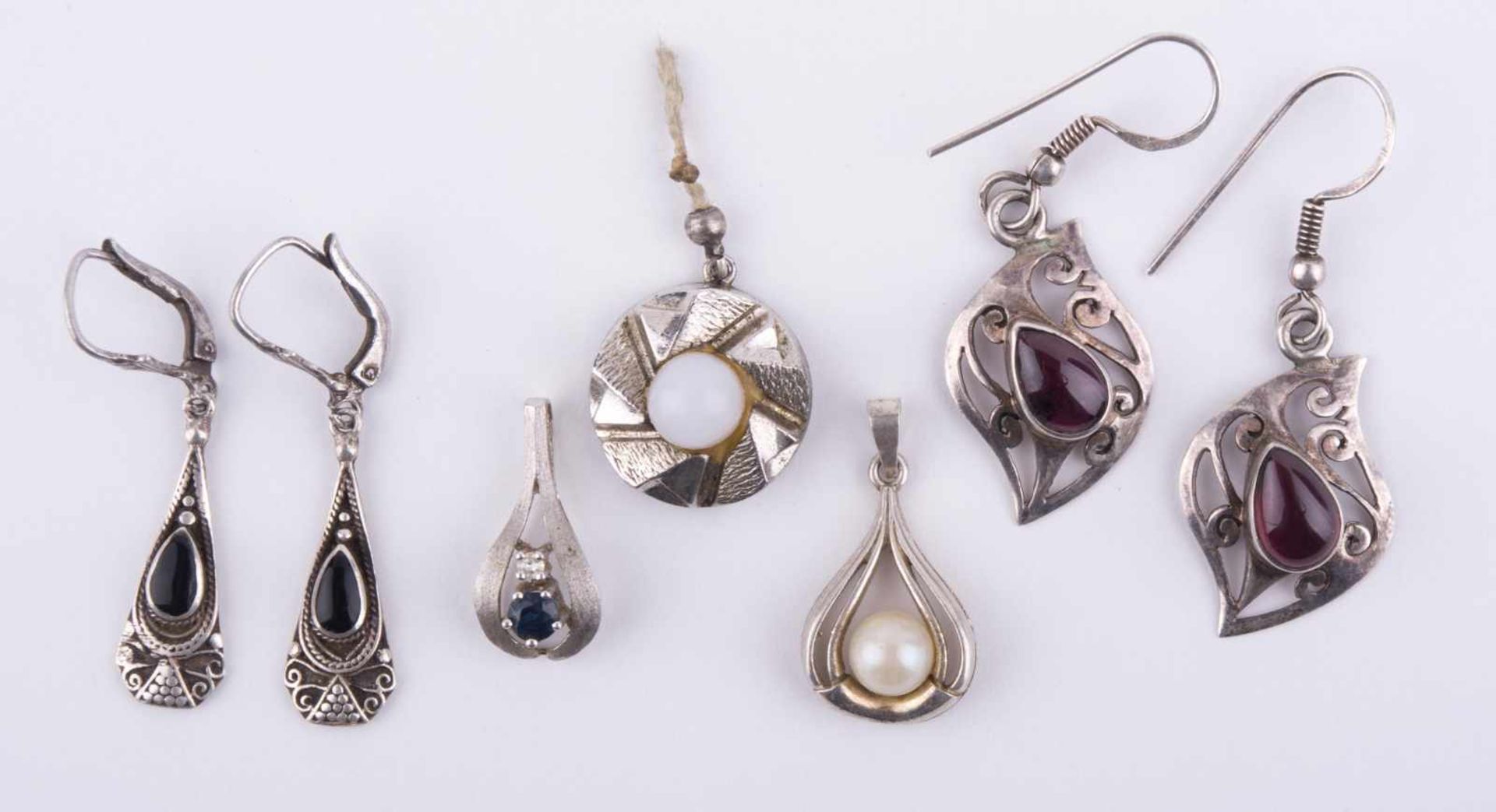 Konvolut Silberschmuck / A group of silver jewellery Silber geprüft, 2 Paar Ohrringe, 3 Anhänger,