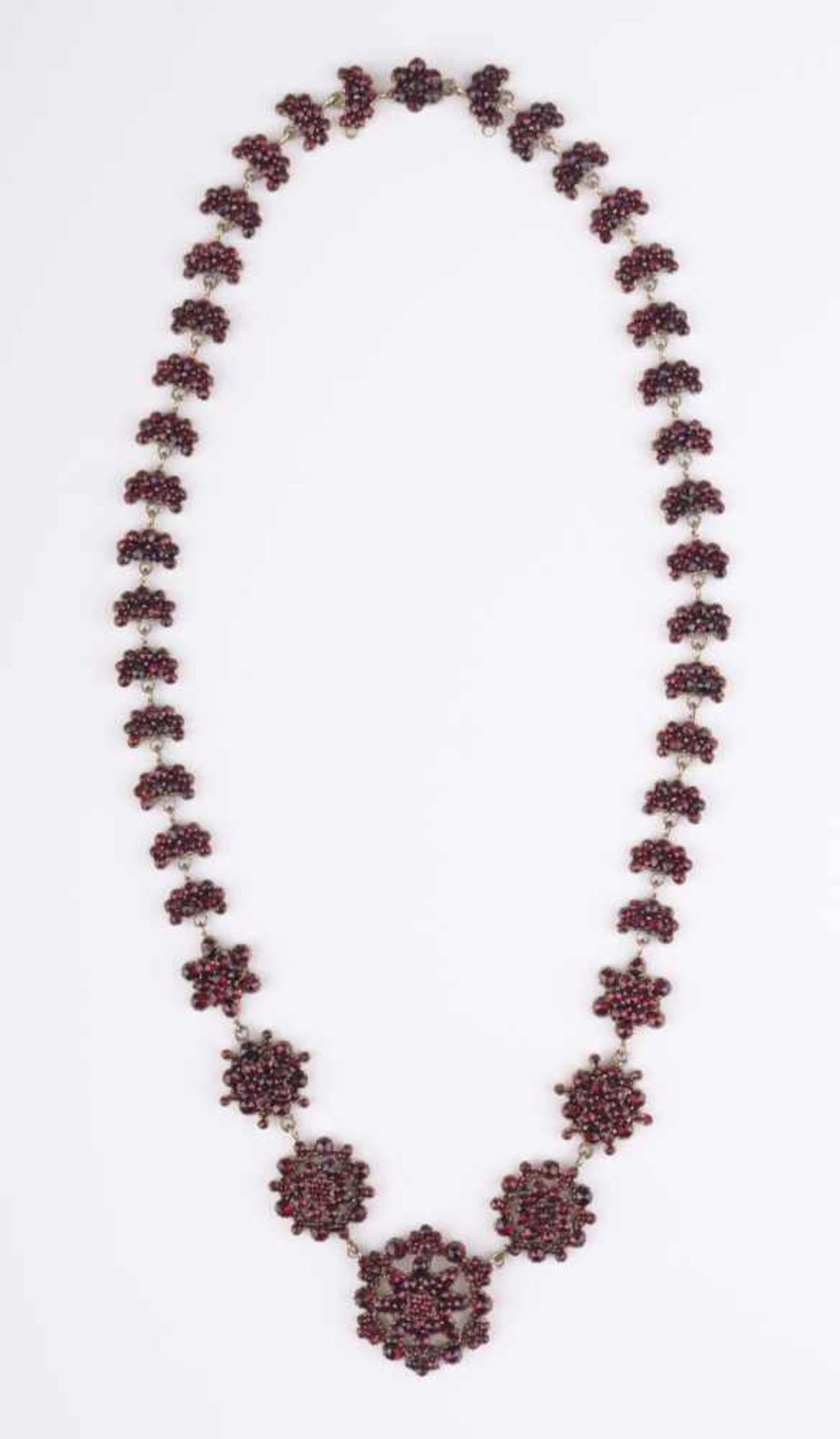 Granatcollier Böhmen um 1900 / Garnet necklace, Bohemia about 1900 L: ca. 50 cm - Bild 3 aus 10
