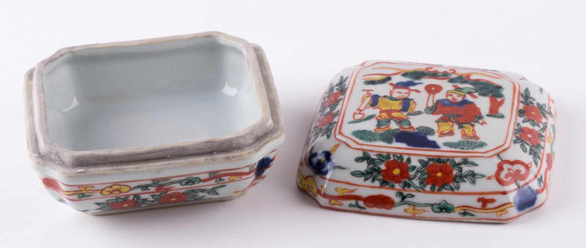 Deckeldose China / Lidded bowl, China alte Dose wohl aus der Kangxi Periode, umlaufend mit - Bild 4 aus 5