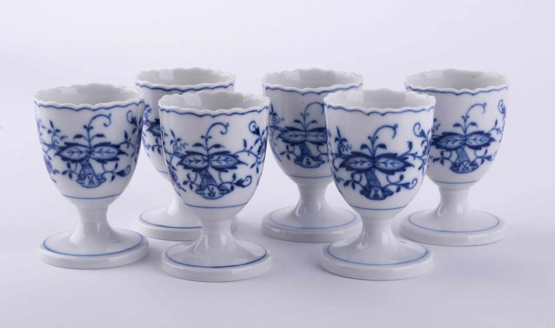 6 Eierbecher Meissen / 6 egg cups, Meissen Zwiebelmuster, blaue Schwertermarke, 1. Wahl, H: je 7,4