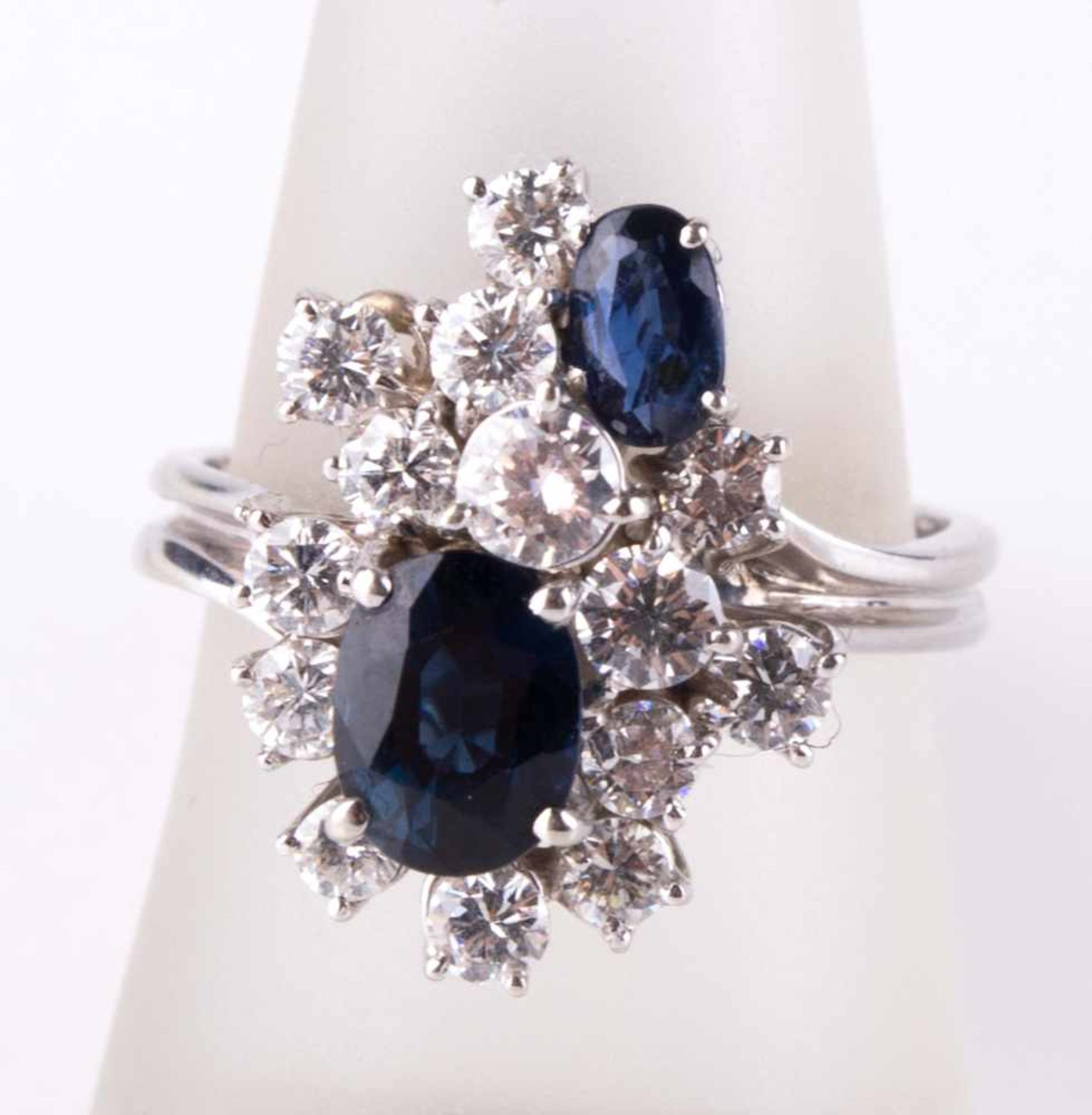 Damen Saphir-Brillantring / Women´s sapphire-brilliant ring WG 750/000, mit 14 Brillanten vsi,