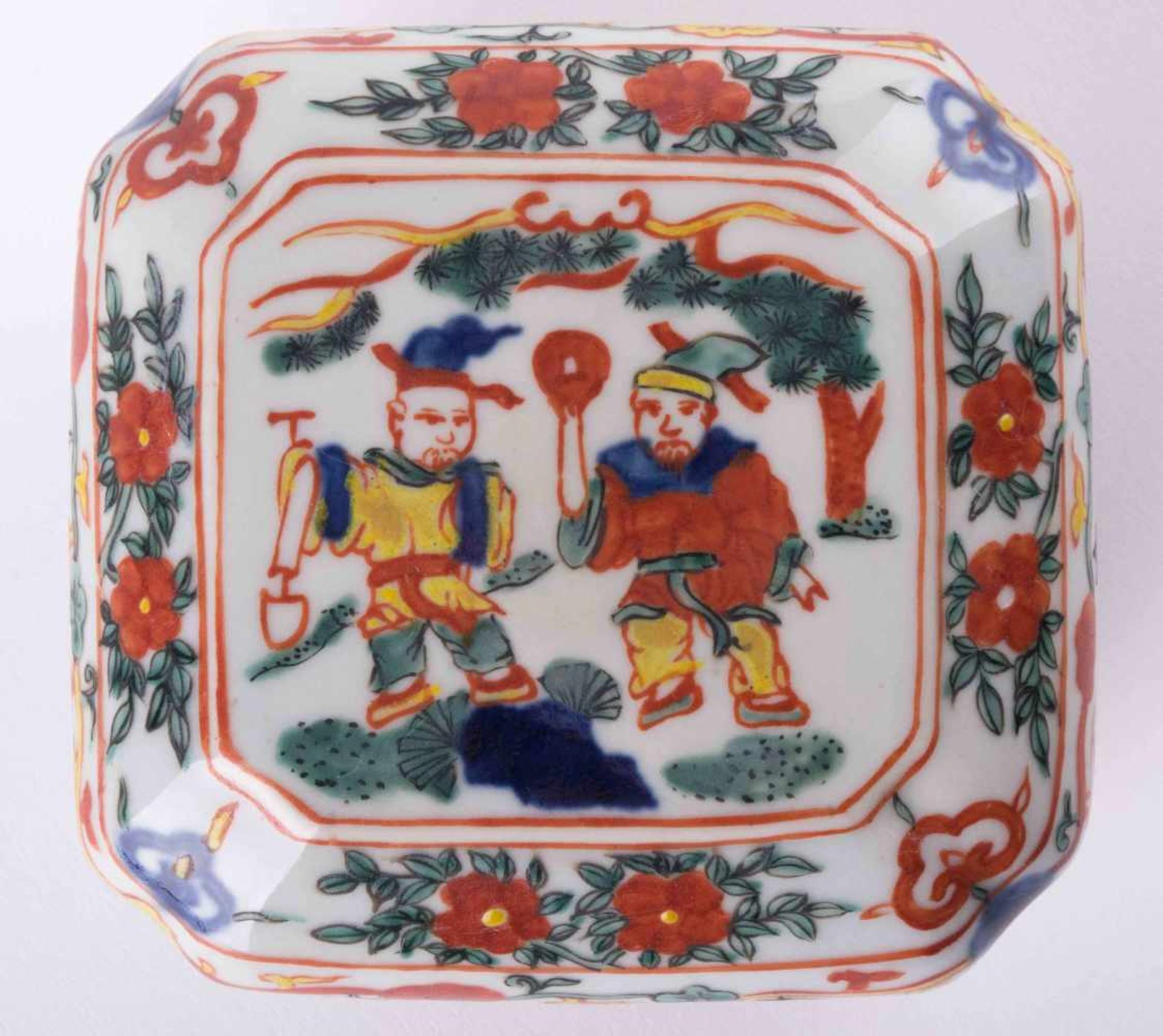 Deckeldose China / Lidded bowl, China alte Dose wohl aus der Kangxi Periode, umlaufend mit - Bild 2 aus 5