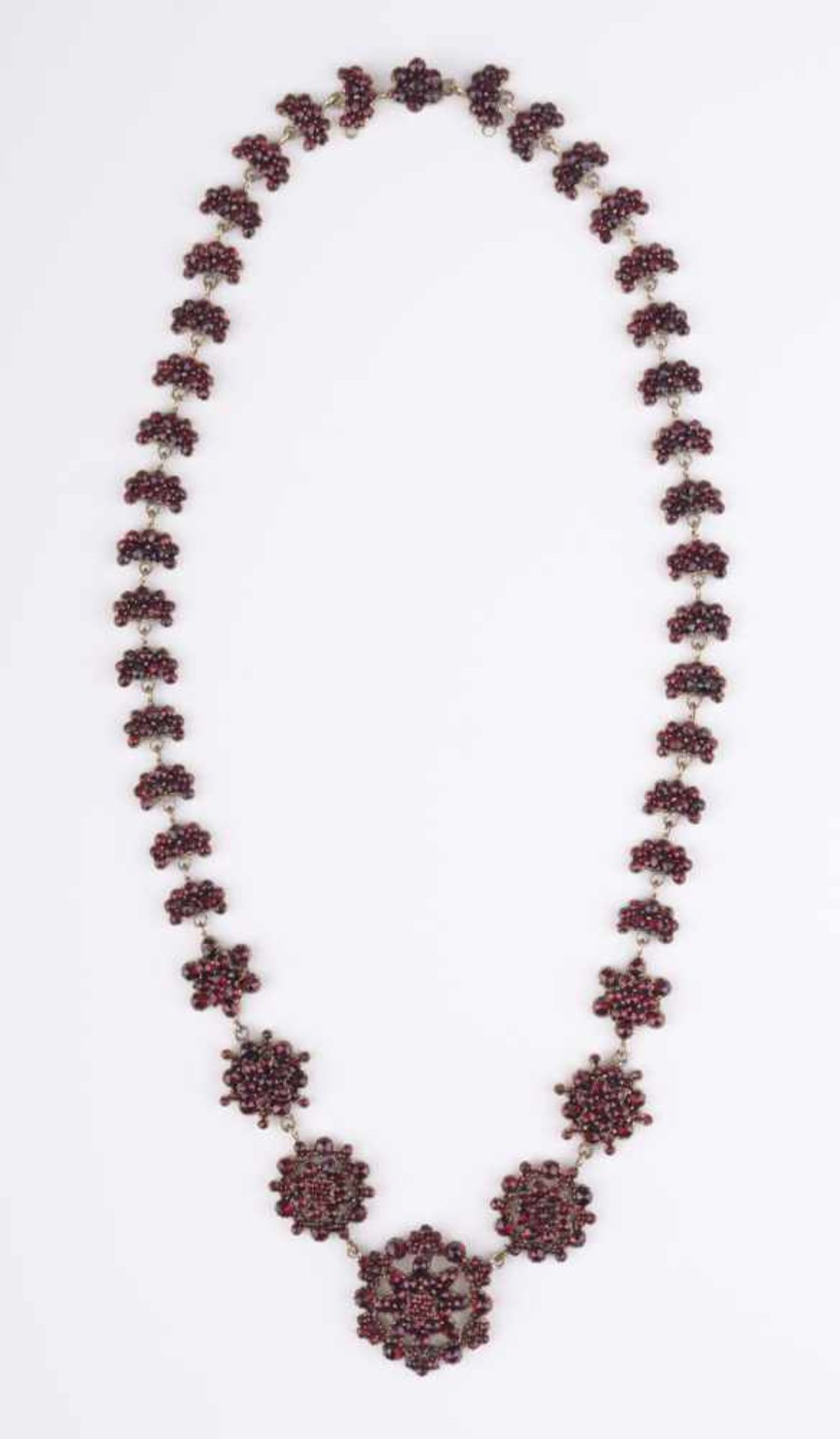 Granatcollier Böhmen um 1900 / Garnet necklace, Bohemia about 1900 L: ca. 50 cm - Bild 4 aus 10