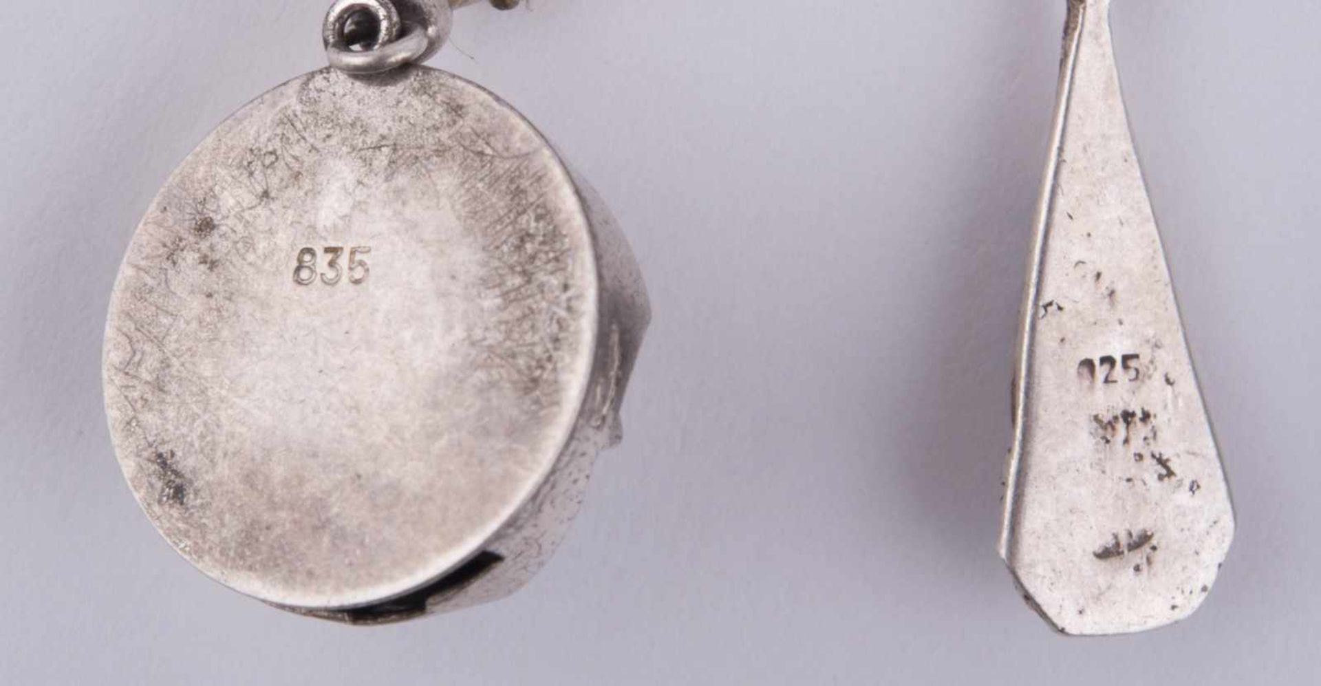 Konvolut Silberschmuck / A group of silver jewellery Silber geprüft, 2 Paar Ohrringe, 3 Anhänger, - Bild 3 aus 4