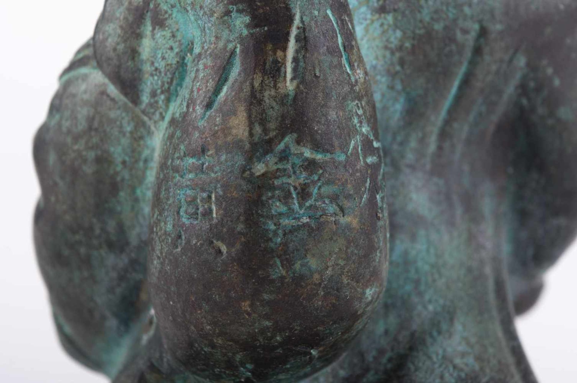Buddha China 19./20. Jhd. Bronze, grüne Patina, H: ca. 18,5 cm - Bild 4 aus 5