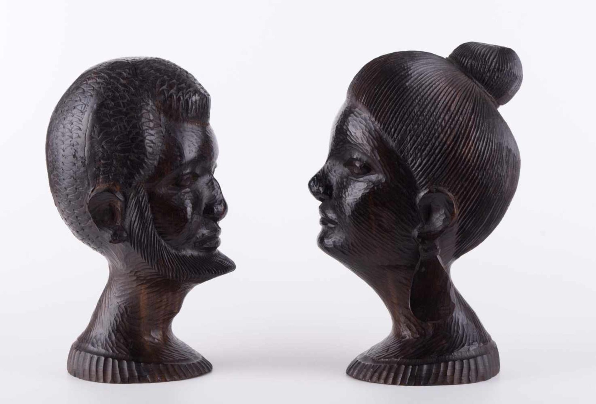 Paar Büsten Afrika / A pair of African busts Eisenholz, sehr fein beschnitzt, H: je ca. 25 cm, - Bild 2 aus 5