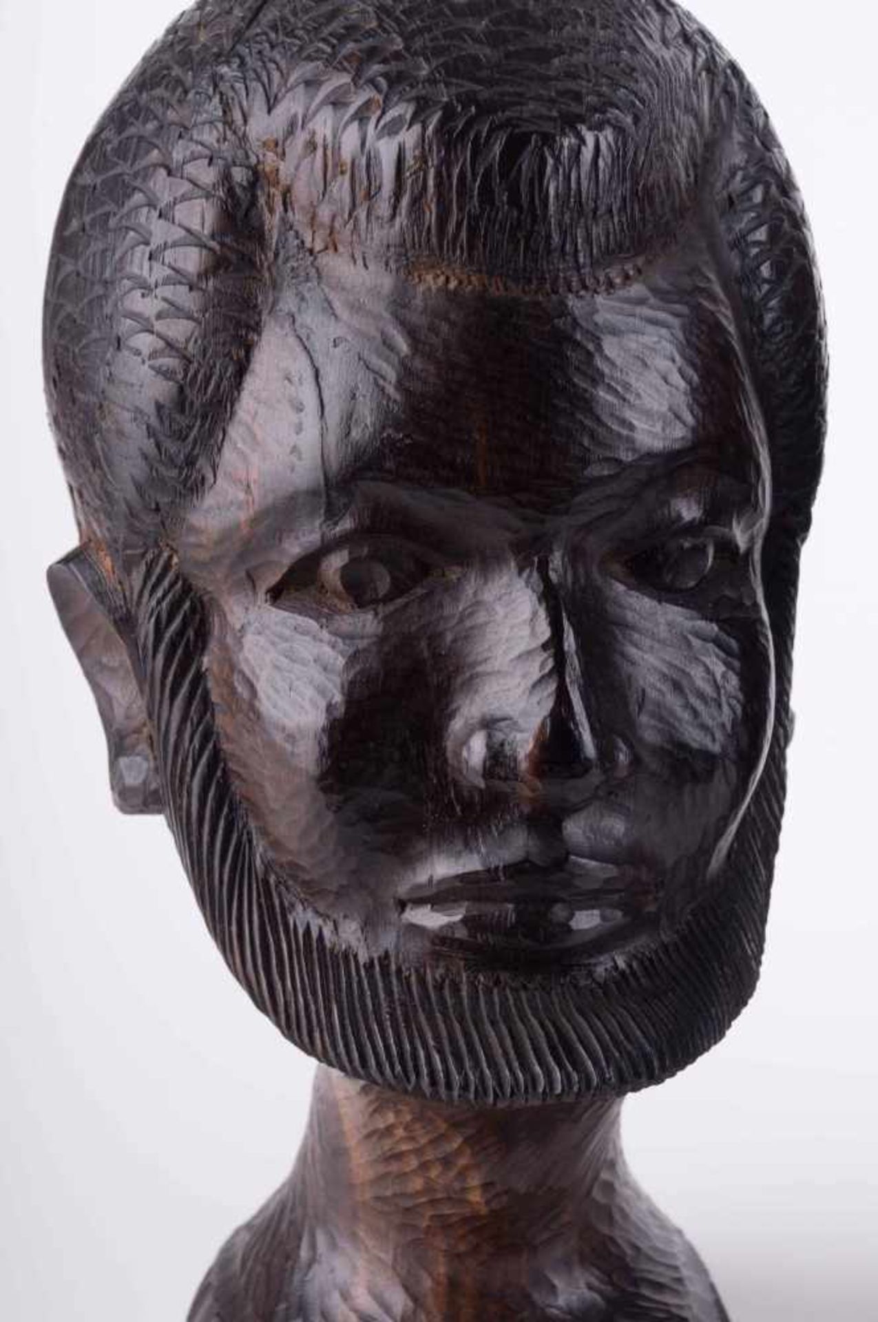 Paar Büsten Afrika / A pair of African busts Eisenholz, sehr fein beschnitzt, H: je ca. 25 cm, - Bild 3 aus 5
