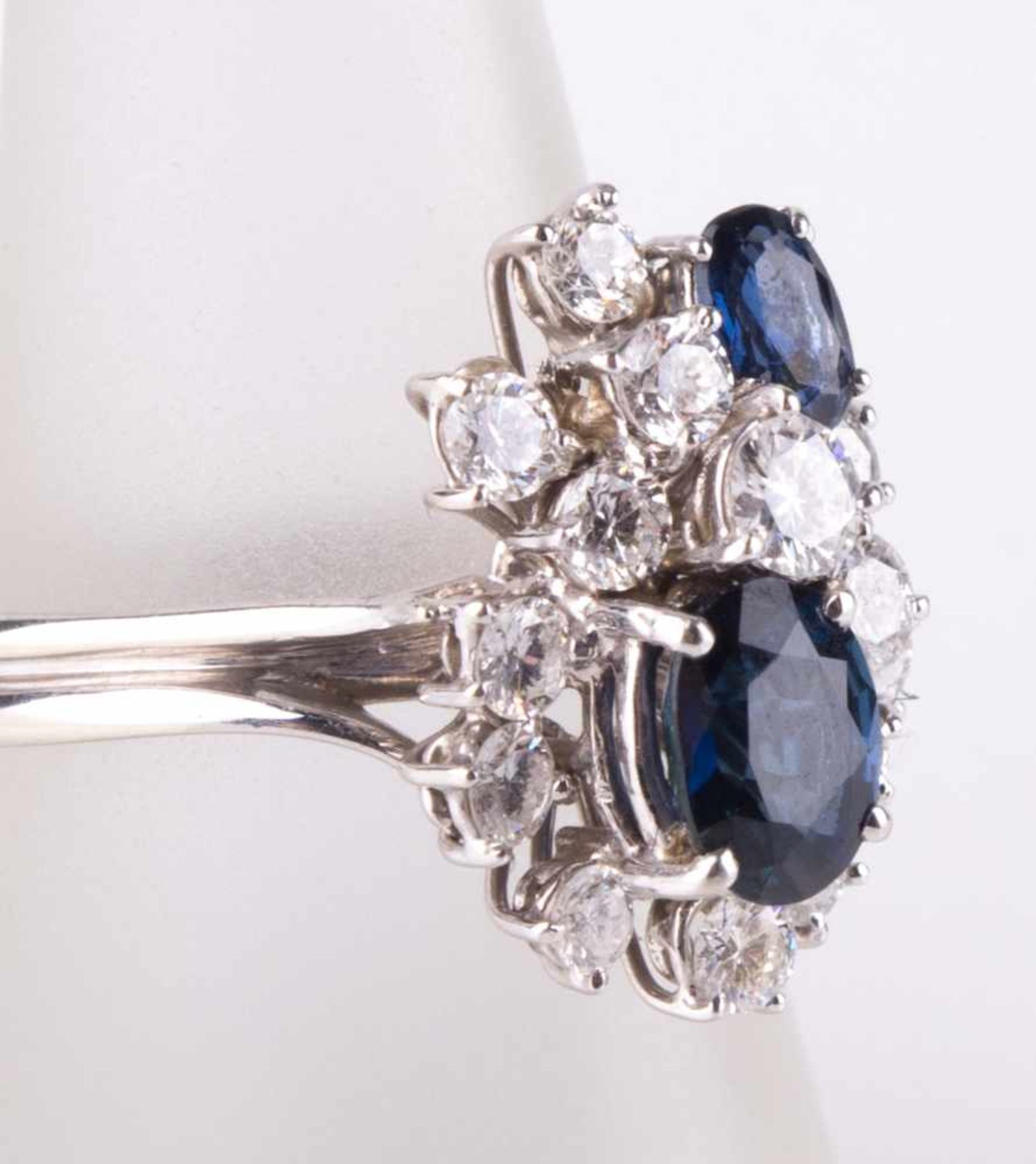 Damen Saphir-Brillantring / Women´s sapphire-brilliant ring WG 750/000, mit 14 Brillanten vsi, - Bild 3 aus 7