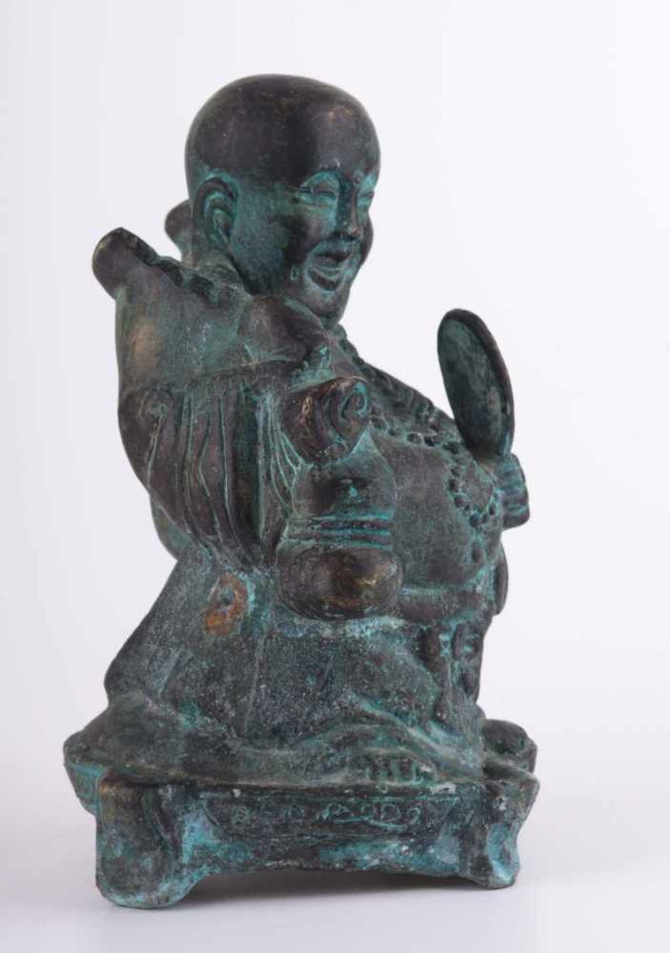Buddha China 19./20. Jhd. Bronze, grüne Patina, H: ca. 18,5 cm - Bild 2 aus 5
