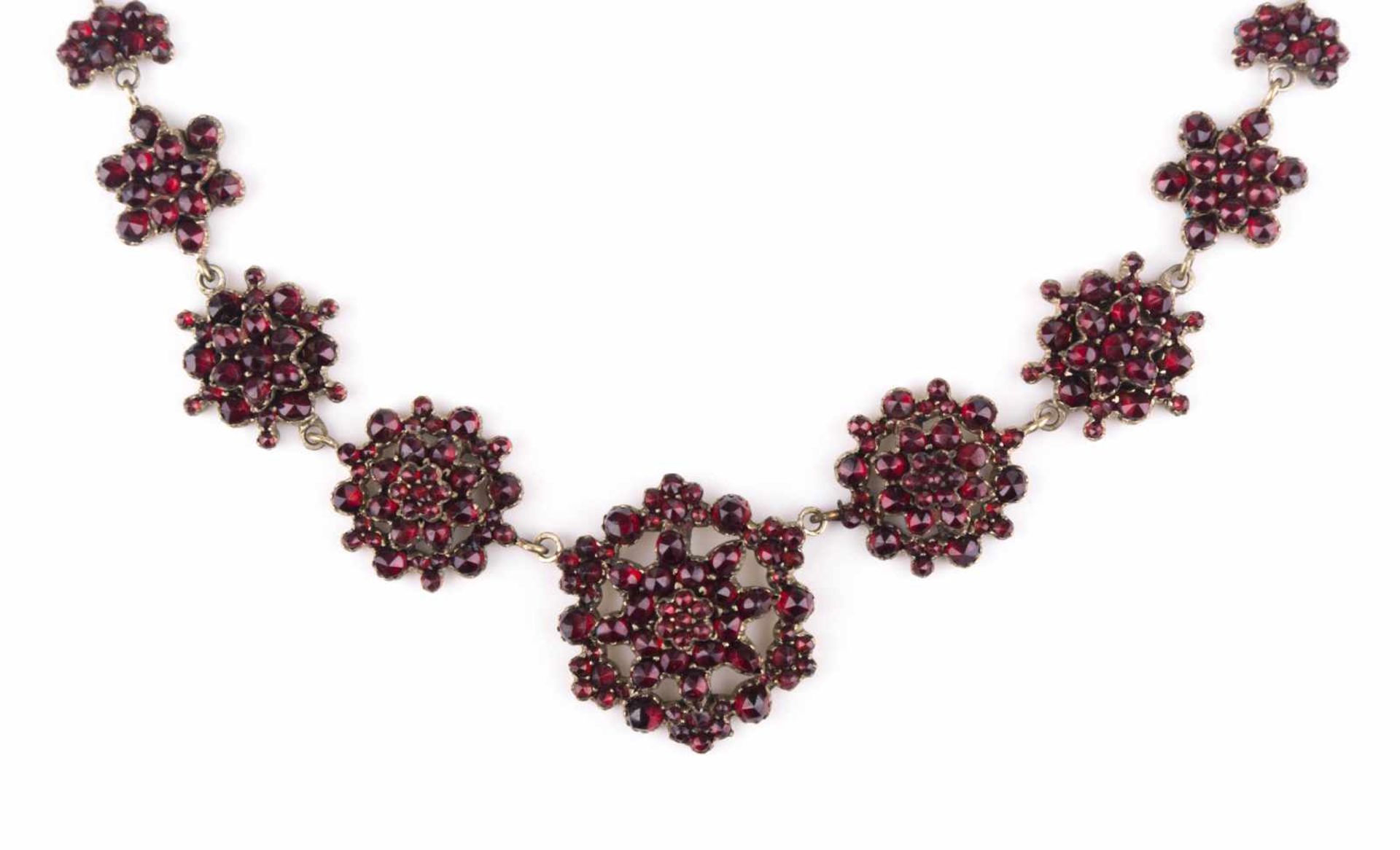 Granatcollier Böhmen um 1900 / Garnet necklace, Bohemia about 1900 L: ca. 50 cm