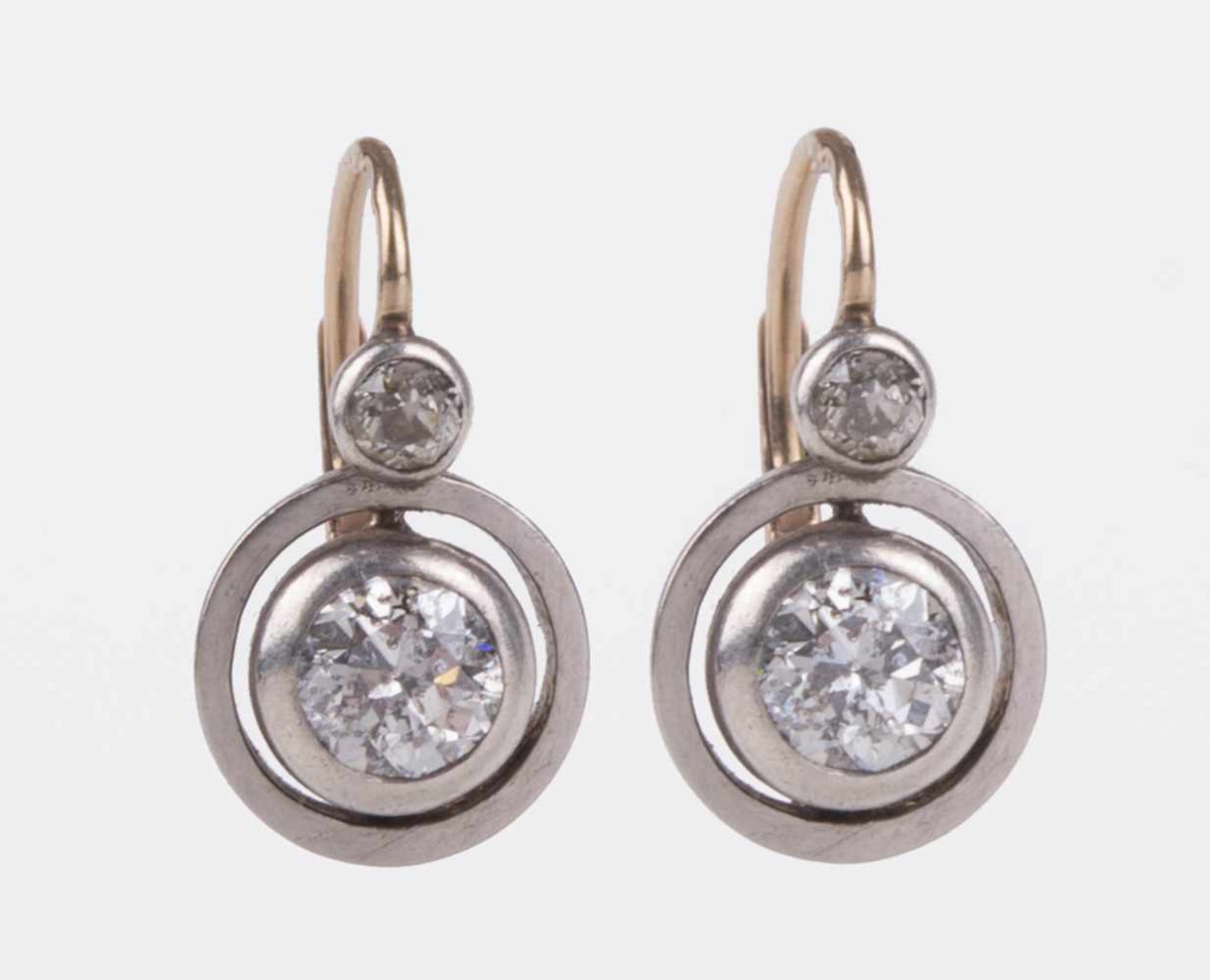Paar Diamant Ohrhänger um 1900 / A pair of brilliant earrings, about 1900 GG/WG 585/000 geprüft,