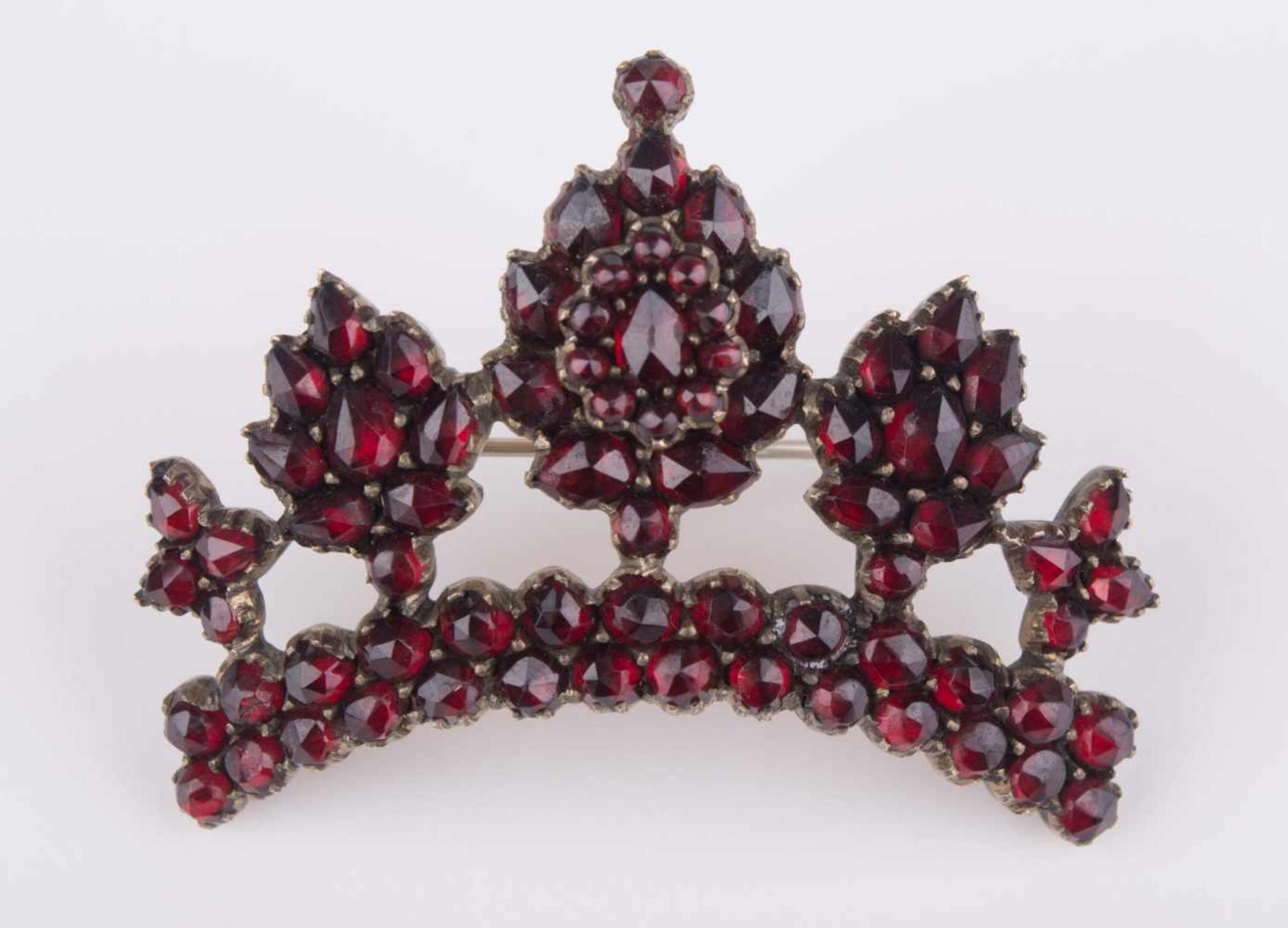 Granatbrosche Böhmen um 1900 / Garnet brooch, Bohemia about 1900 ca. 35 mm x 40 mm