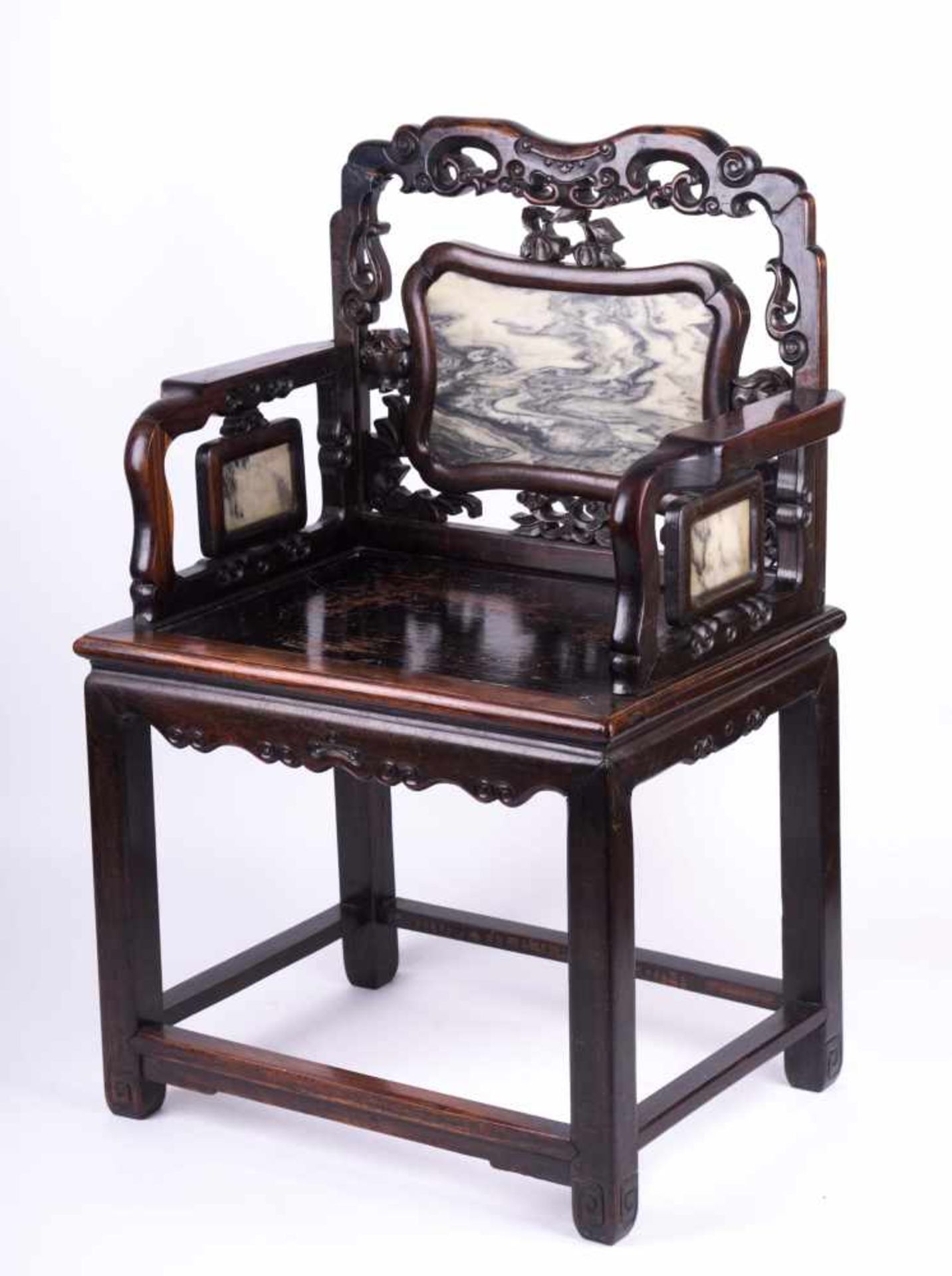 Stuhl China 19. Jhd. / Chair, China 19th century schweres Holz, in Arm- und Rückenlehne sind