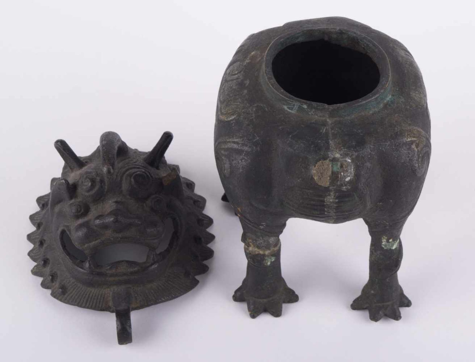 Weihrauchbrenner in Form eines Luduan, Ming Periode(1368-1644) / Incense burner in the form of a - Bild 3 aus 6