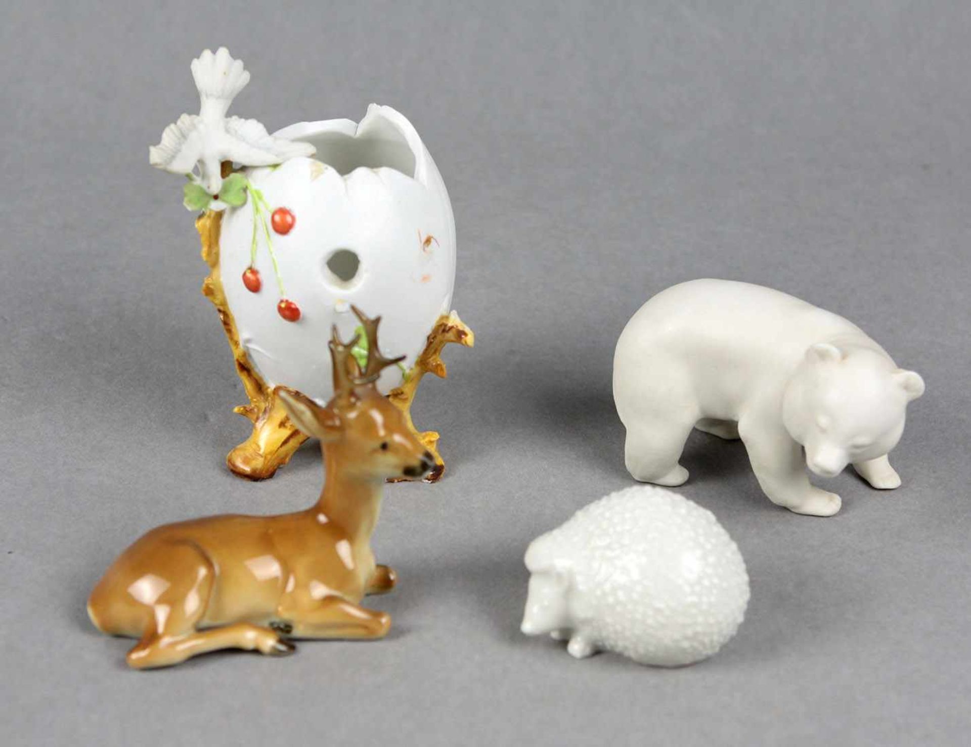 4 Porzellan Miniaturen Porzellan überwiegend mit Manufakturmarke Hutschenreuther, dabei liegender