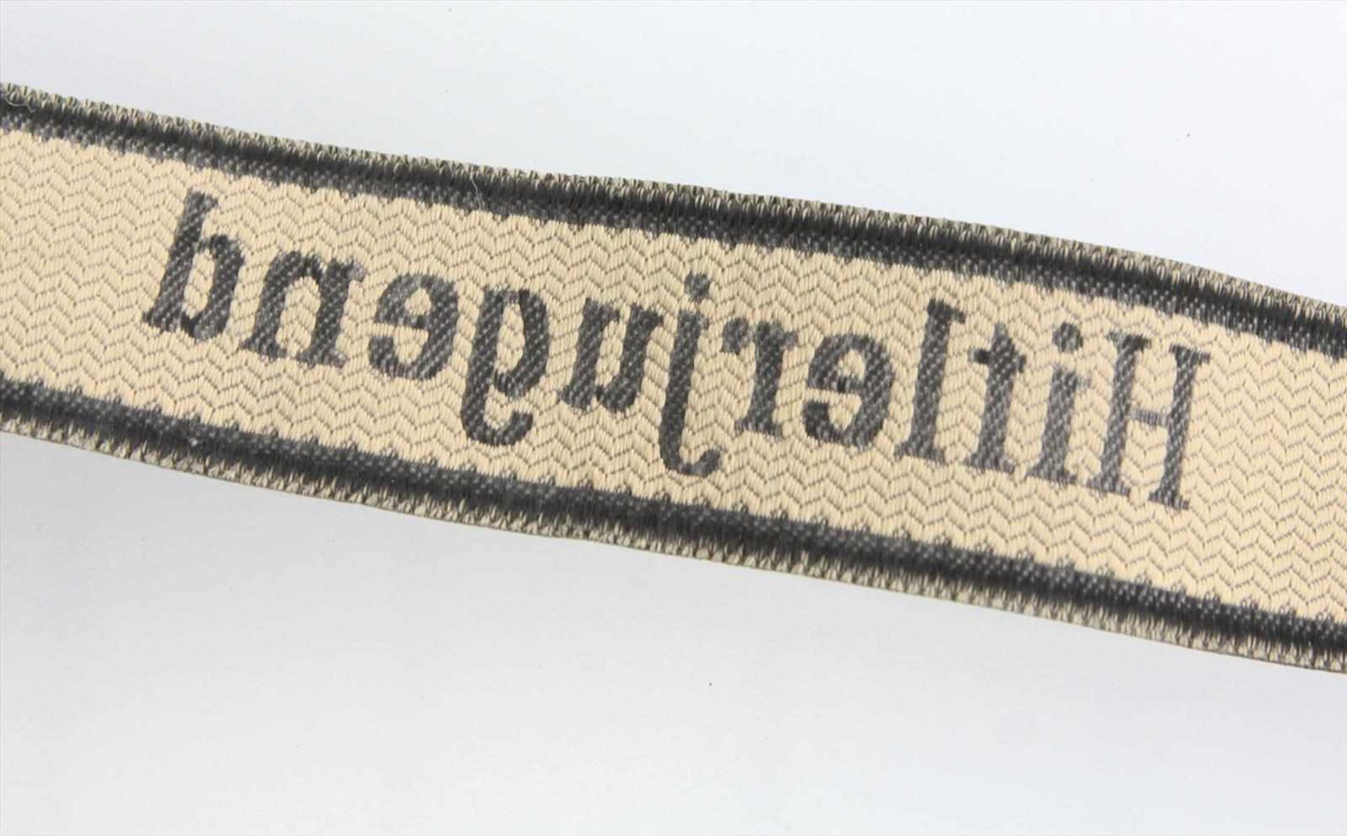 Ärmelband graues Band mit Schriftzug *Hitlerjugend* auf Zackengrun, seitlich *BEVO-Wuppertal*, B ca. - Bild 2 aus 2