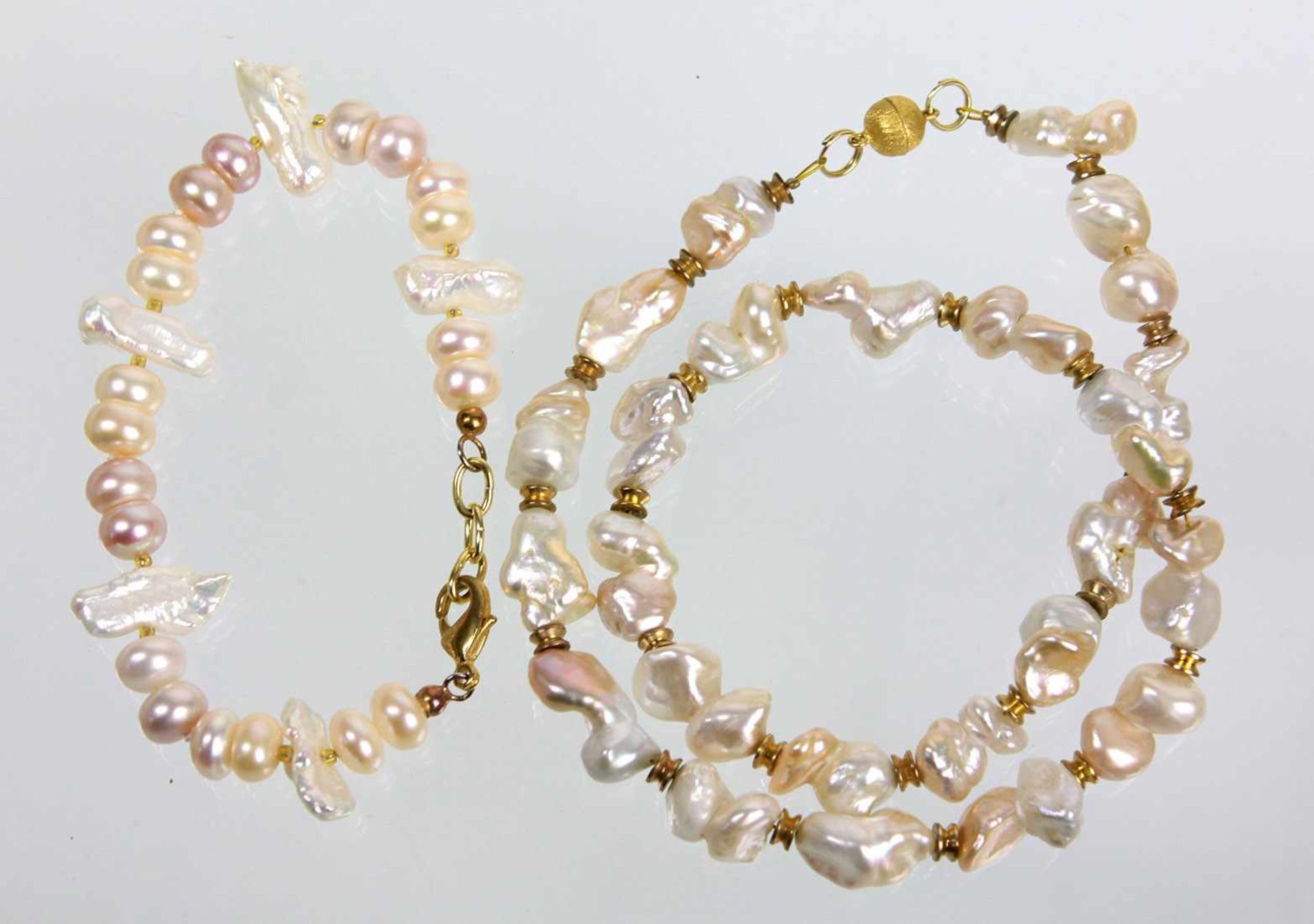 Perlenkette u. Armband Kette aus 24 Barockperlen in zarten Pastelltönen im Wechsel mit vergoldeten