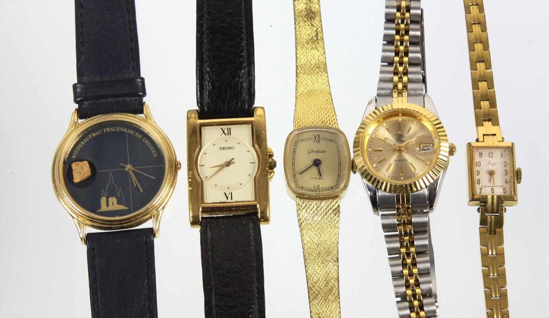 Posten Damen Armbanduhren dabei je eine vergoldete mit Handaufzugswerk, russisch Ausführung läuft