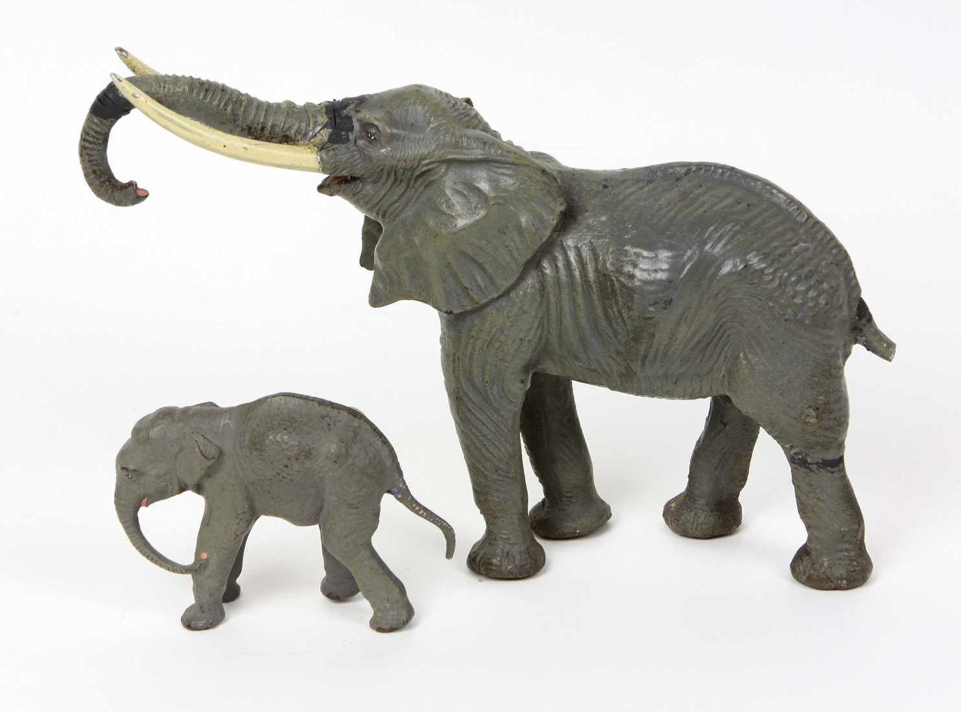 Lineol Elefant mit Jungtier 1920er Jahre Lineol, großer Elefant mit erhobenem Kopf u. Rüssel, H