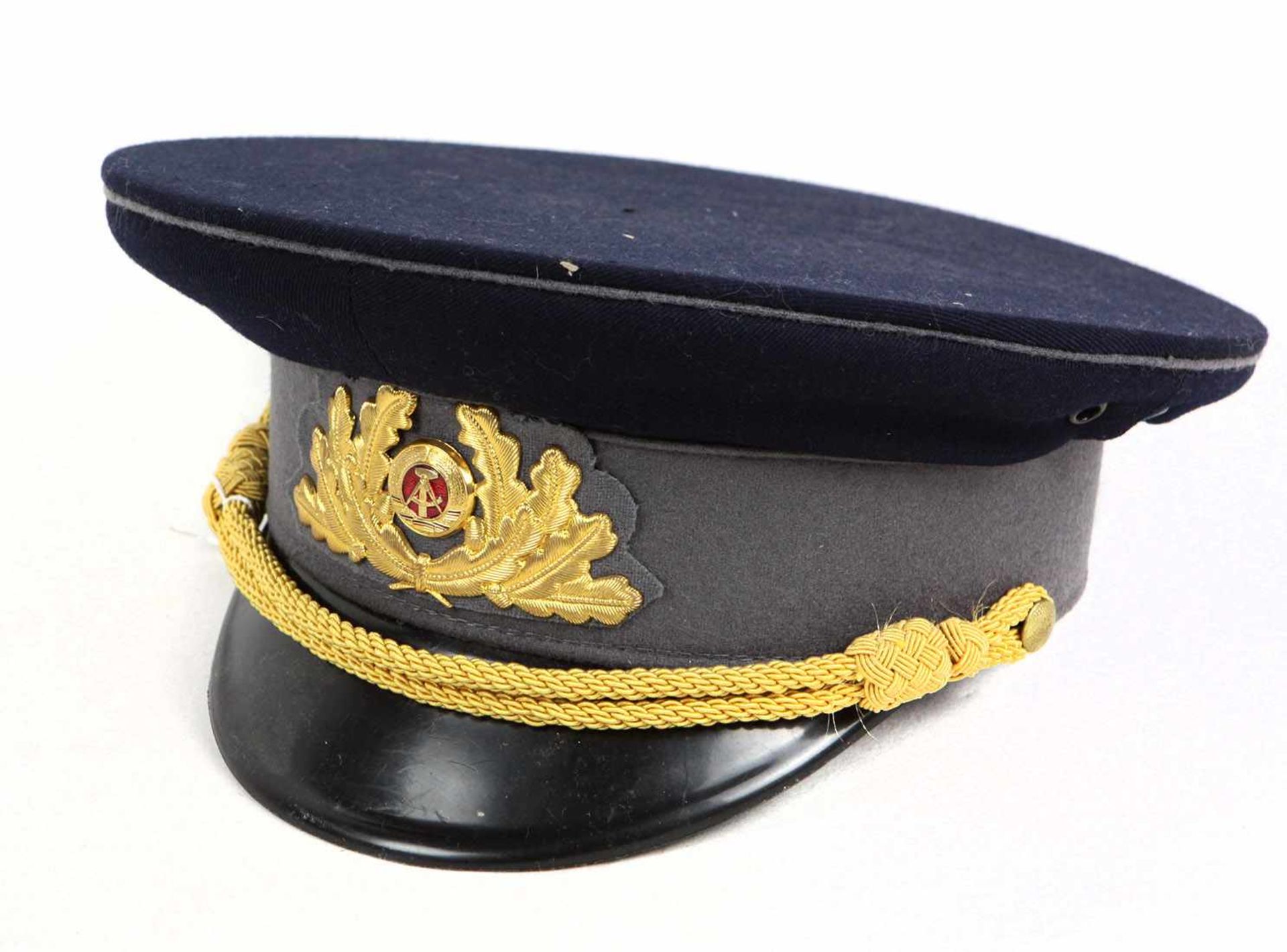 Schirmmütze General im Strafvollzug der DDR blaues Tuch, Waffenfarbe grau, mit schwarzem Lackschirm,