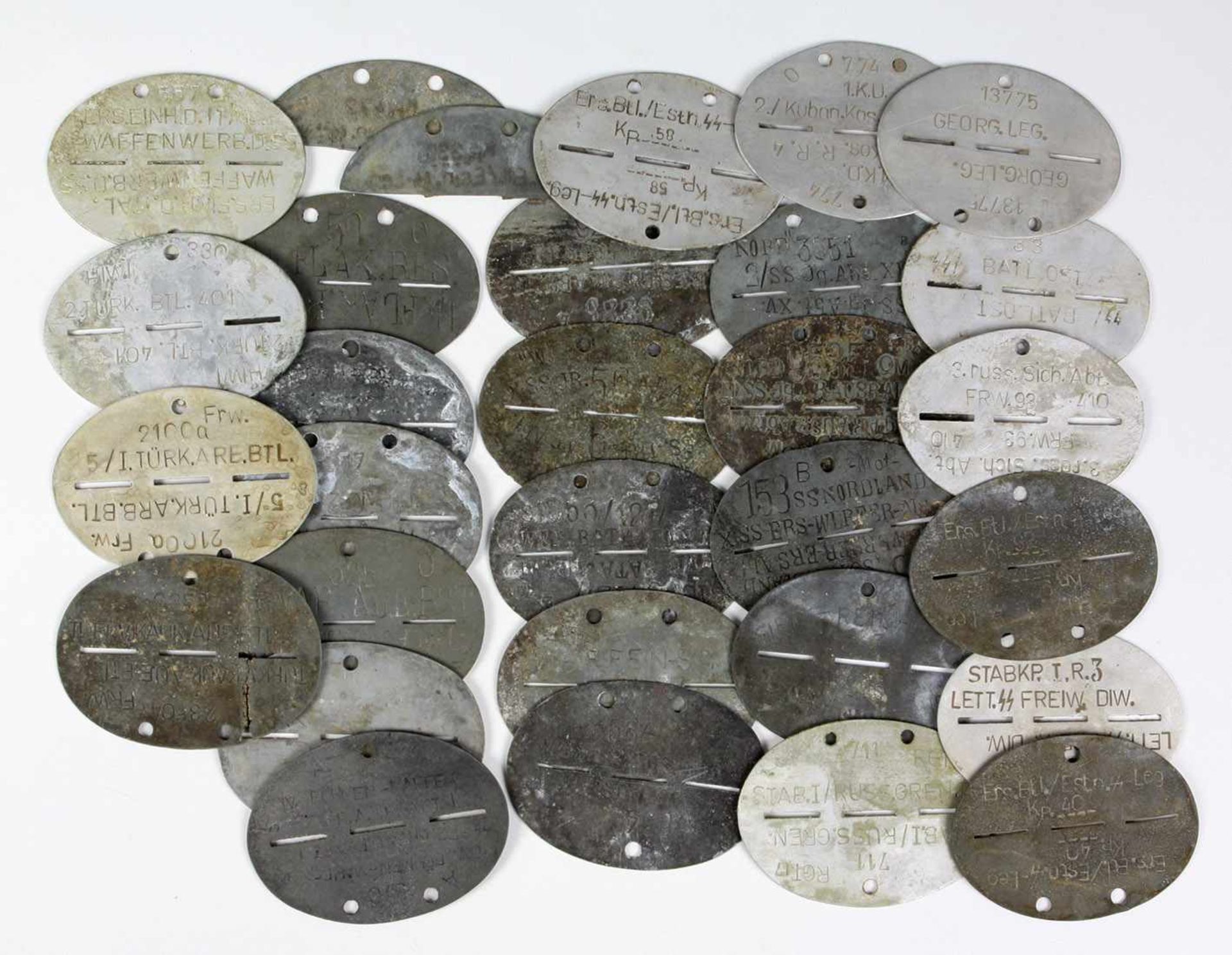 Posten Erkennungsmarken Konvolut von 25 Metallmarken in ovaler Form mit geprägtem Namenszug u.a.,