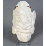 geschnitzt Maske Elfenbein von Hand beschnitzt, Maske in gebogener Form mit Gesicht beschnitzt,