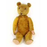 Teddybär honiggelbes Fell, mit Scheibengelenken beweglicher Kopf, Arme u. Beine, kleiner Buckel, L