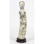 Guanyin Figur China Ende 19. Jhd. Elfenbeinvon Hand beschnitzt u. gebläut, am Boden gebläute