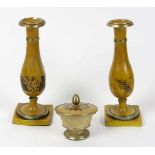 Biedermeier Leuchterpaar u. Deckeldose um 1840 Zinn ungemarkt, 2 einflammige Leuchter in