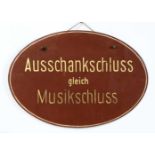 Hinweisschild farbloses, braun unterlegtes Glas, Schild in ovaler Form mit angephastem Rand, 3-