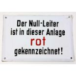 Emailleschild rechteckiges Emailllschild mit dreizeiliger schwarz/roter Aufschrift *Der Null-