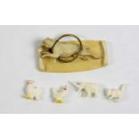 5 Miniaturfiguren Elfenbein von Hand beschnitzt, dabei Hund auf kleinem Sockel durch einen Ring