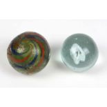 2 Glasmurmeln farbloses Glas mit eingearbeitetem Frosch bzw. Farbspirale ausgeführt, Ø ca. 3,5 u.