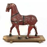 Pferd auf Holzsockel Holz braun lackiert, Pferd mit Zaumzeug auf rechteckigem Holzsockel stehend,