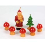 Wachsfiguren farbiger Wachs, Kerzen in Form eines Weihnachtsmannes, eines Tannenbaumes u. 5 Pilzen
