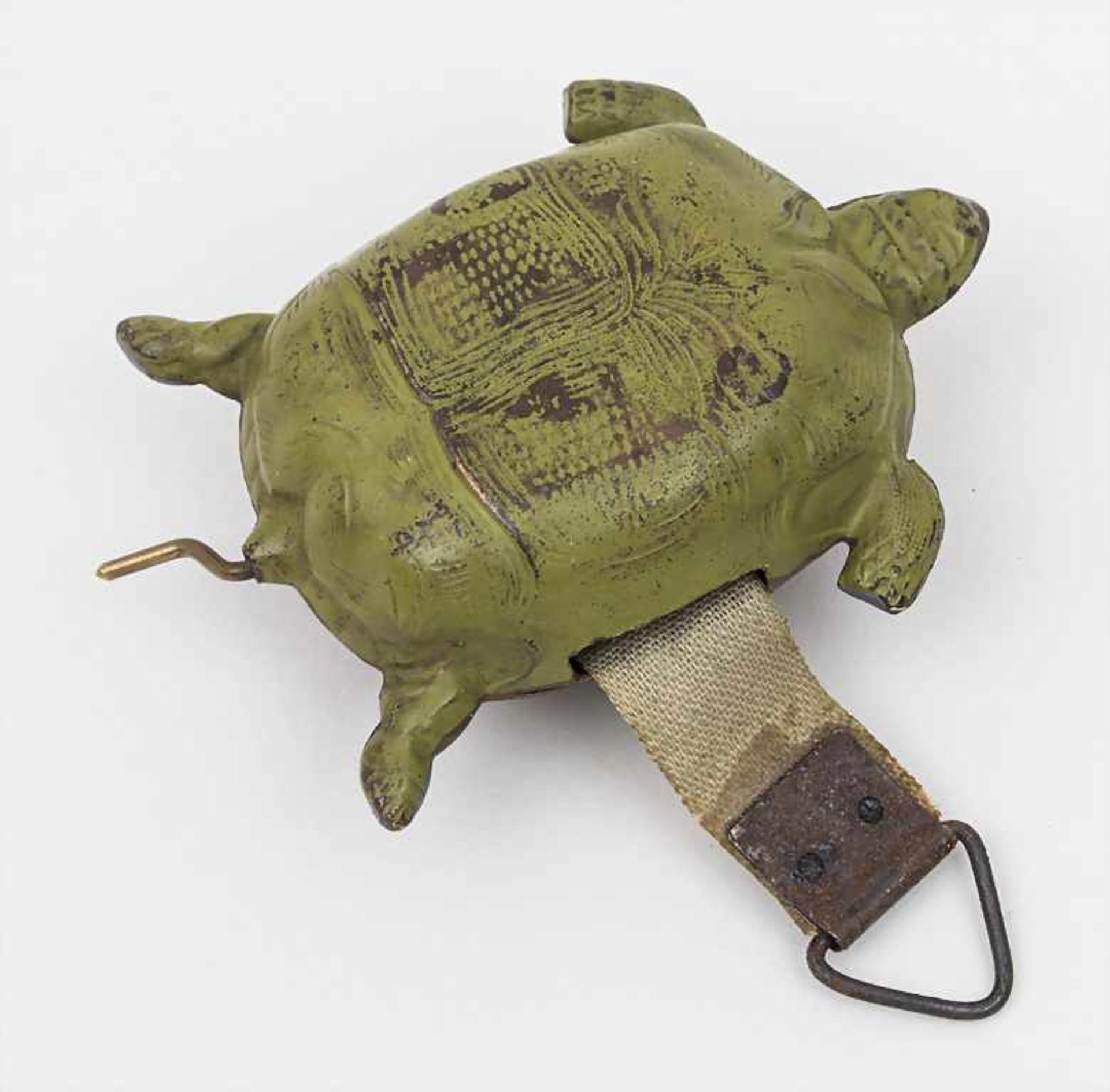 Schildkröte mit Metermaß / A Turtle With Tape Measure, um 1900 Material: Metall, farbig gefasst, - Bild 3 aus 3